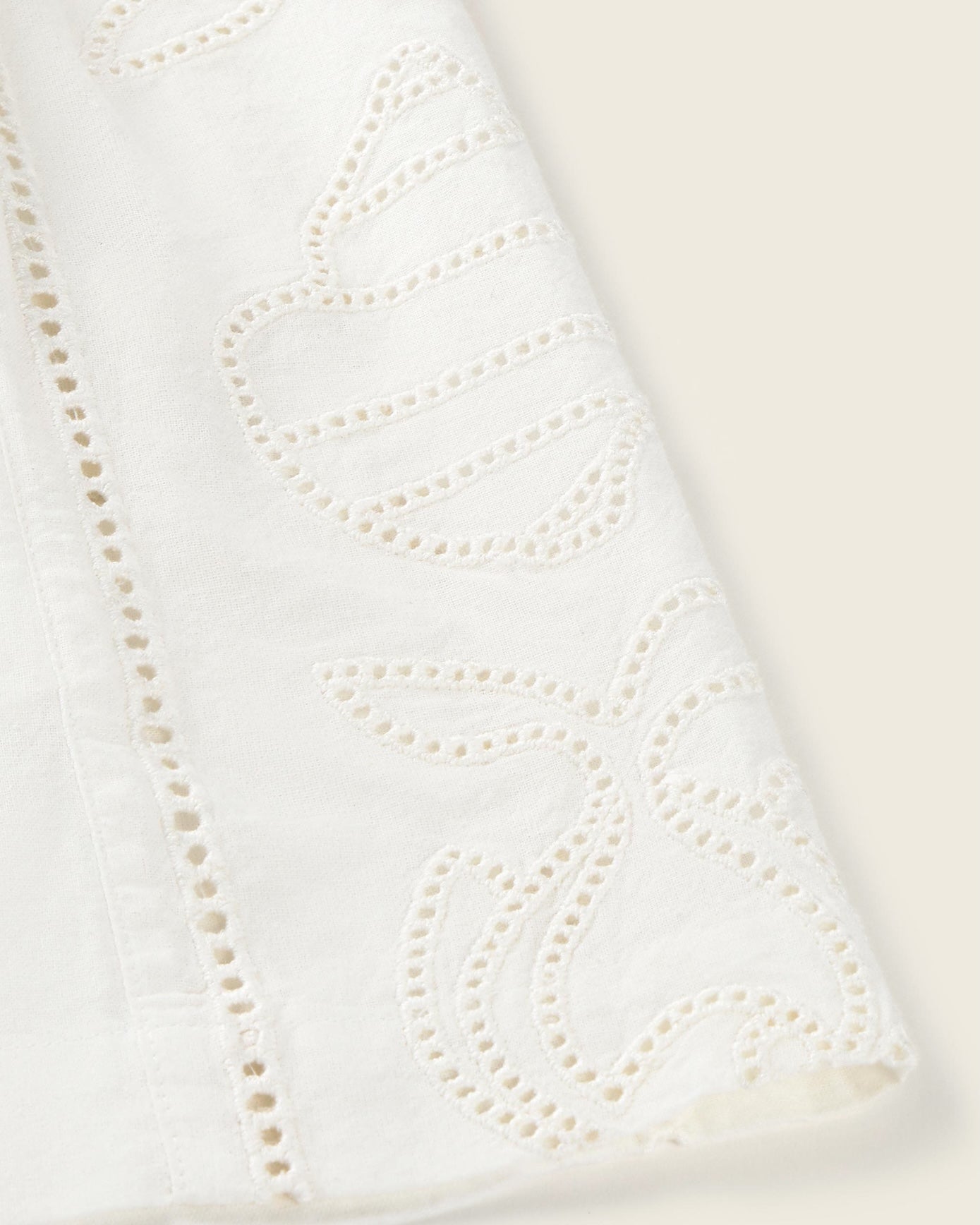 White Vainica Geranio Shorts
